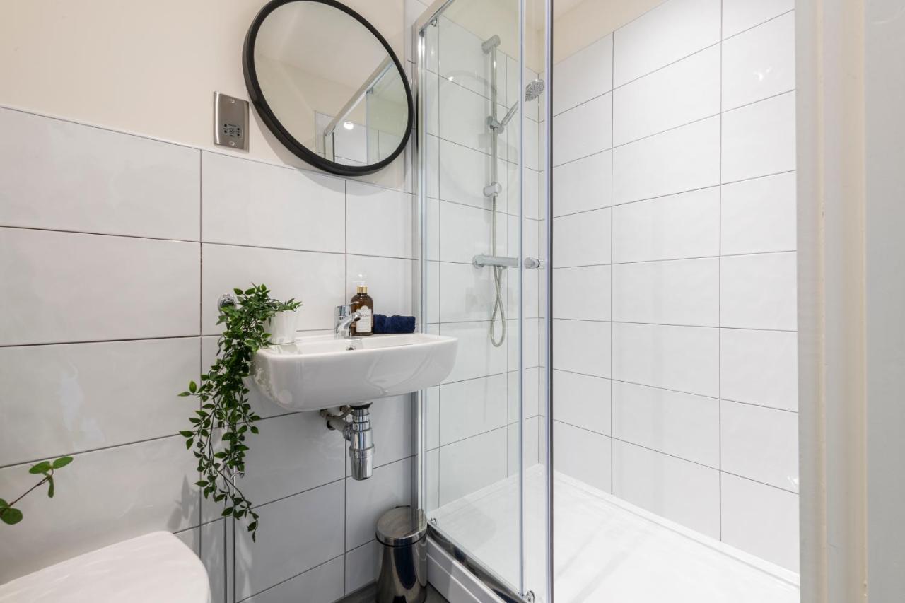 Stylish 2 Bed Apartment Close To City Bradford  Exterior photo
