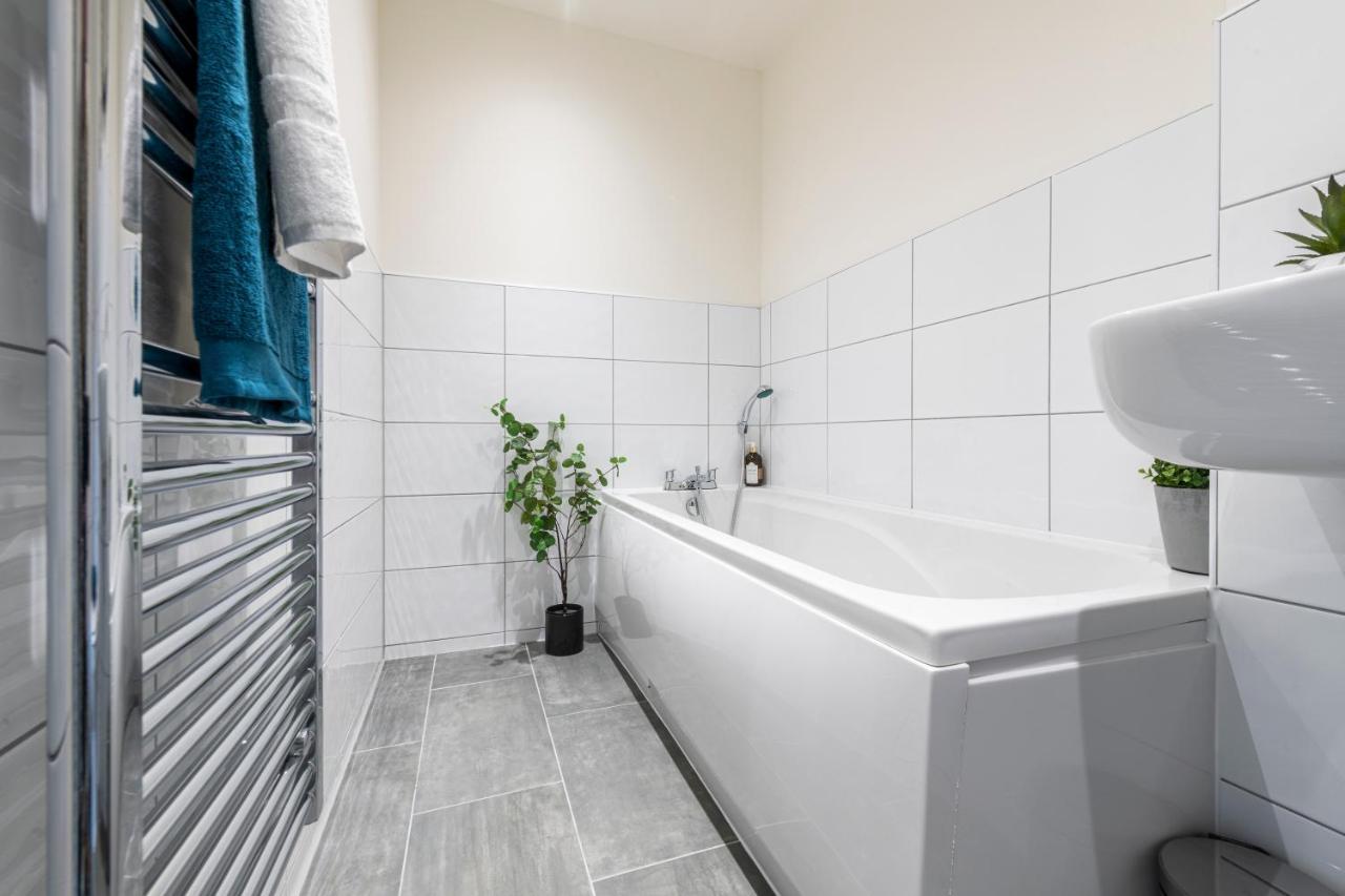 Stylish 2 Bed Apartment Close To City Bradford  Exterior photo